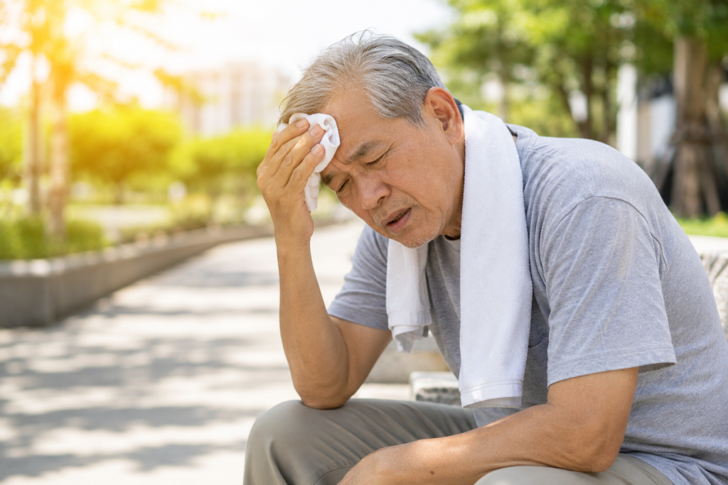 Nắng nóng kéo dài ảnh hưởng thế nào đến trẻ em và người cao tuổi? 3 Nang nong keo dai anh huong the nao den tre em va nguoi cao tuoi 1