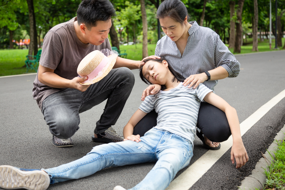 Cách phòng say nắng khi làm việc ngoài trời 4 Huong dan so cuu khi xuat hien dau hieu say nang