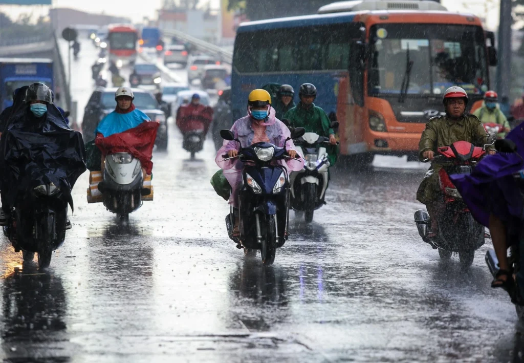 Lai xe trong mua bao va gio manh can luu y gi 1