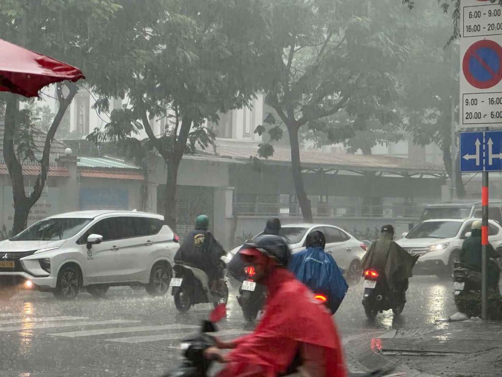 Vi sao TP.HCM thuong mua lon vao cuoi buoi chieu