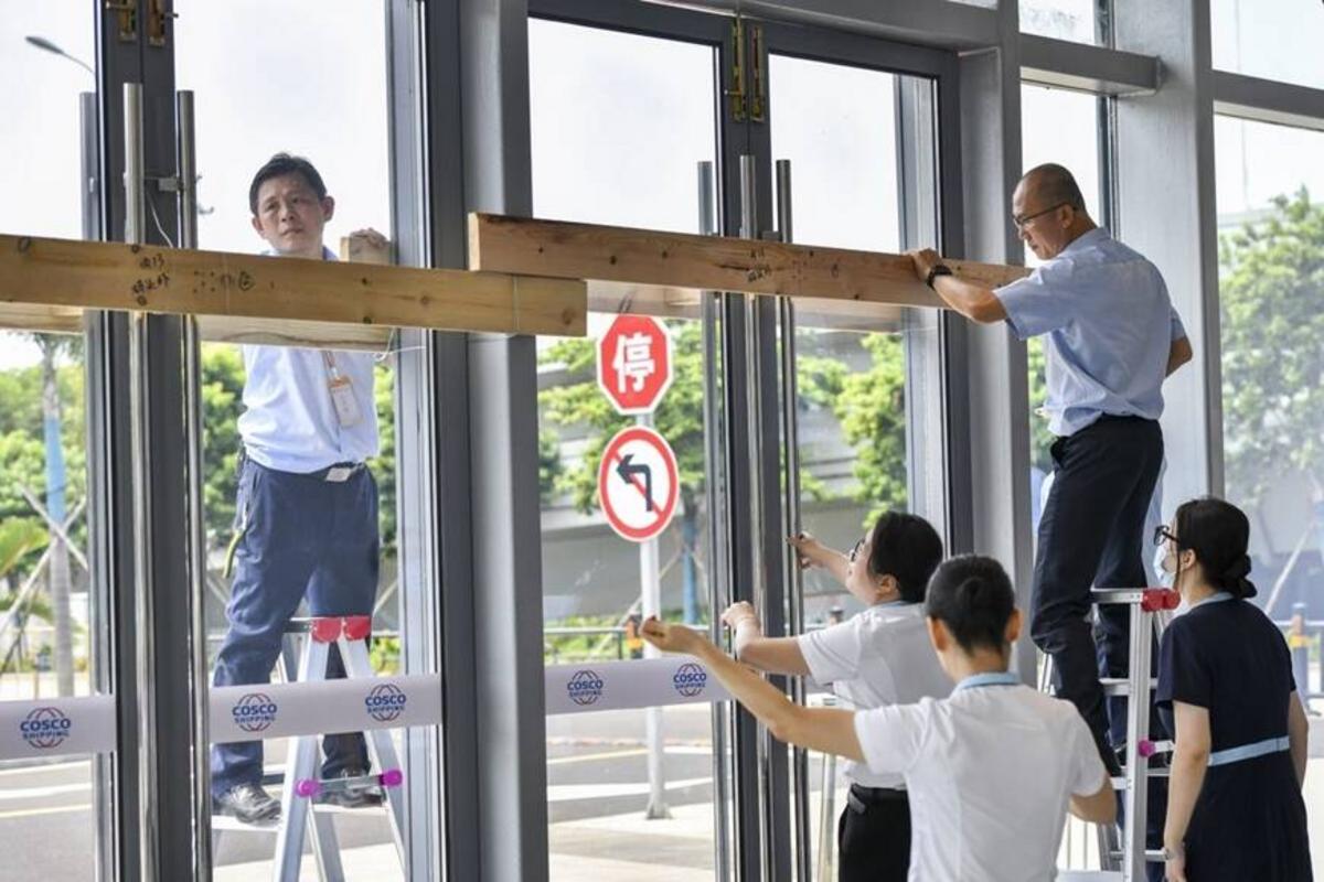 Cách bảo vệ cửa kính, mái tôn và đồ dùng khi có bão 2 Cach bao ve cua kinh mai ton va do dung khi co bao 1