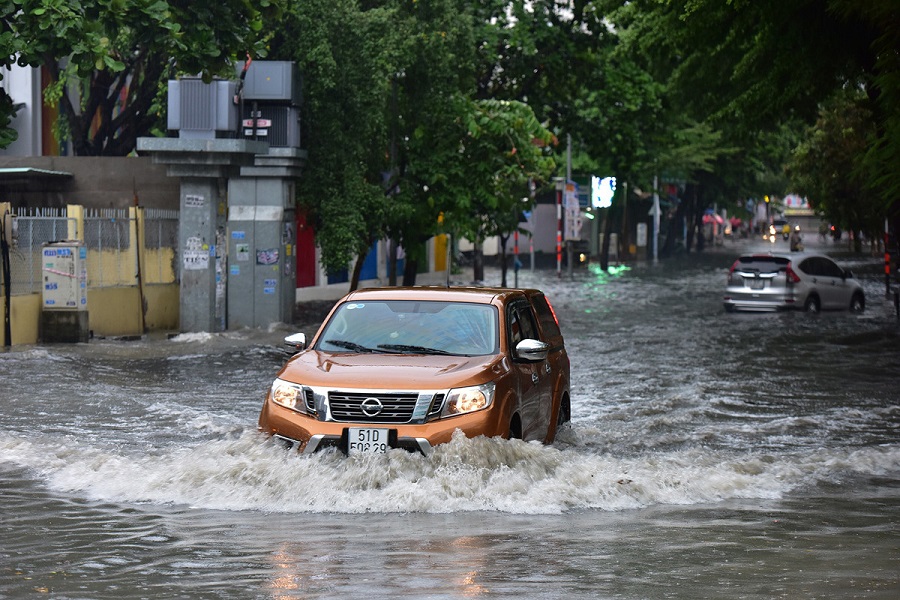 Cách lái ô tô an toàn khi mưa lớn và tầm nhìn hạn chế 2 Cach lai o to an toan khi mua lon va tam nhin han che 1