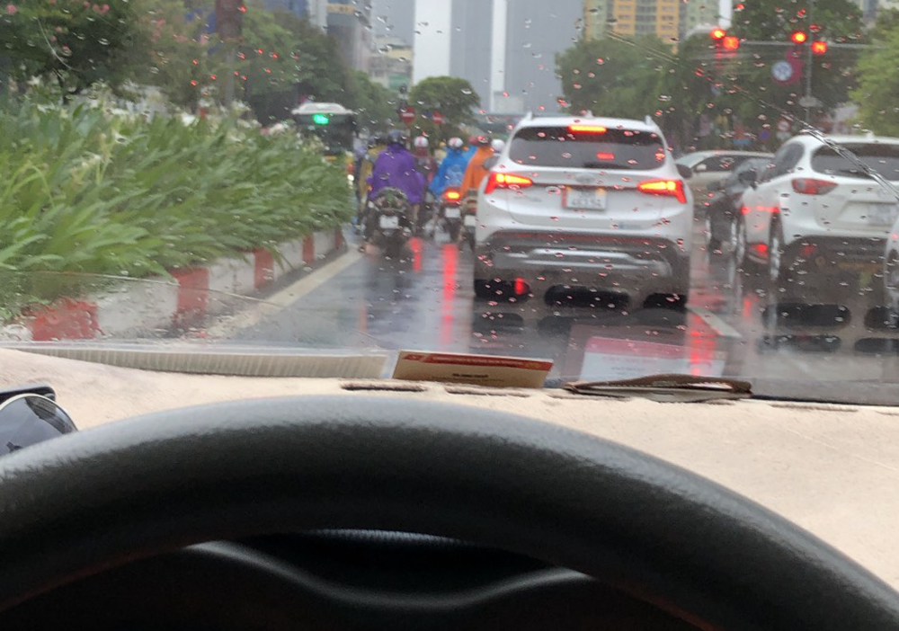 Cách lái ô tô an toàn khi mưa lớn và tầm nhìn hạn chế 4 Cach lai o to an toan khi mua lon va tam nhin han che 2