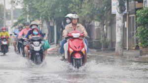 Cach xu ly khi gap mua lon trong luc lai xe 1