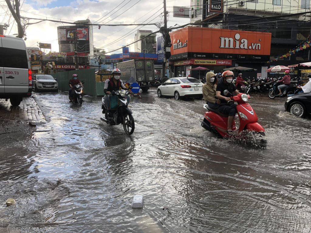 Cách xử lý khi gặp mưa lớn trong lúc lái xe 4 Cach xu ly khi gap mua lon trong luc lai xe 2