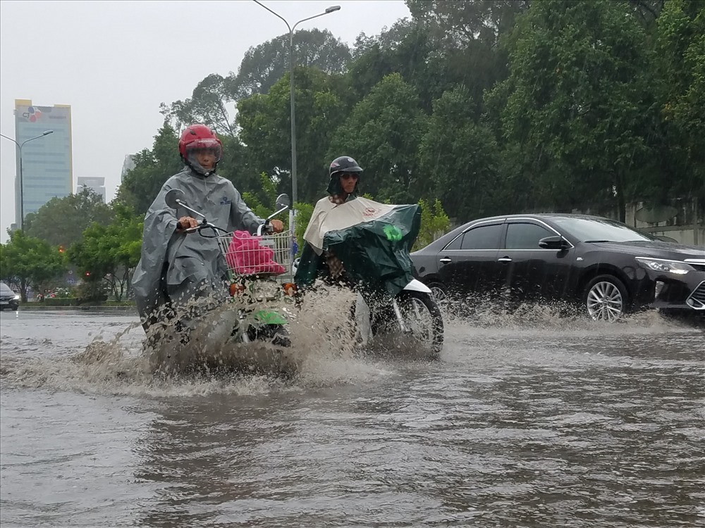 Cách xử lý khi gặp mưa lớn trong lúc lái xe 3 Cach xu ly khi gap mua lon trong luc lai xe 3