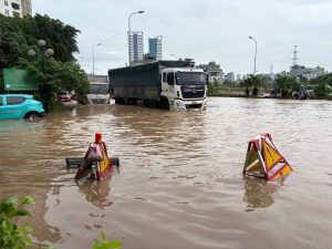 Nhung luu y khi di qua cau tran va duong ngap 1 1