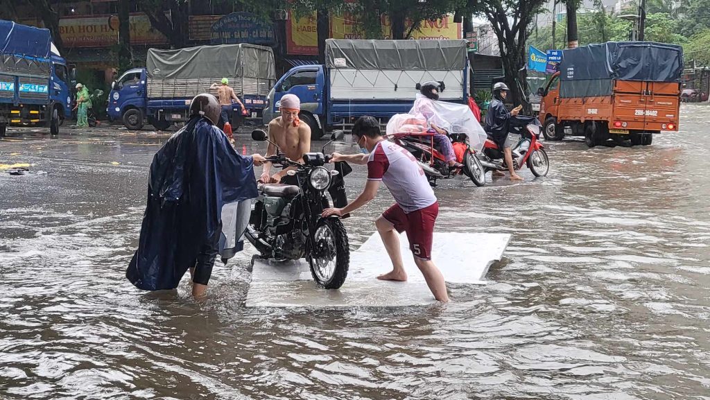Nhung luu y khi di qua cau tran va duong ngap 1
