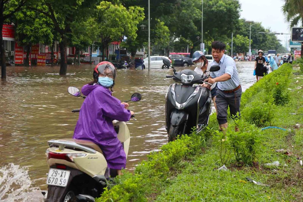 Nhung luu y khi di qua cau tran va duong ngap 4