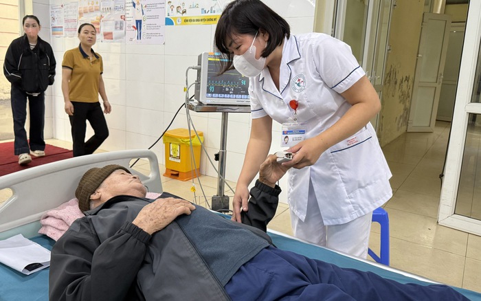 Người cao tuổi cần đề phòng gì khi nhiệt độ giảm sâu? 2 Nguoi cao tuoi can de phong gi khi nhiet do giam sau 1